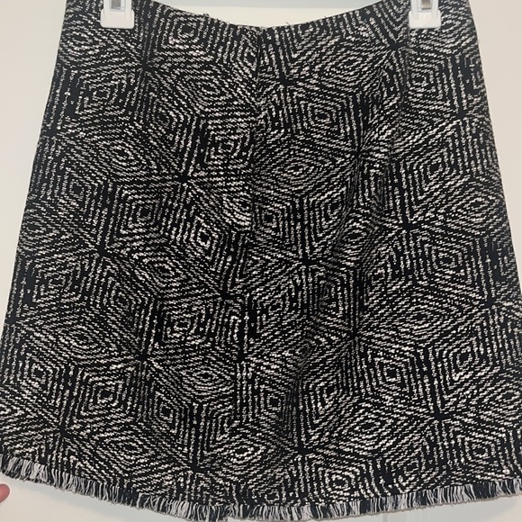 Banana Republic Black and White Short Wrap Skirt size 2 NWT - Picture 3 of 6